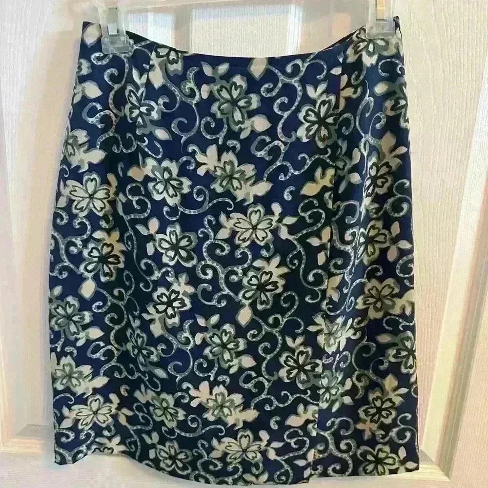 Morgan Taylor Studio 100% Silk Blue Floral Skirt Ladies Size 4 Business Casual